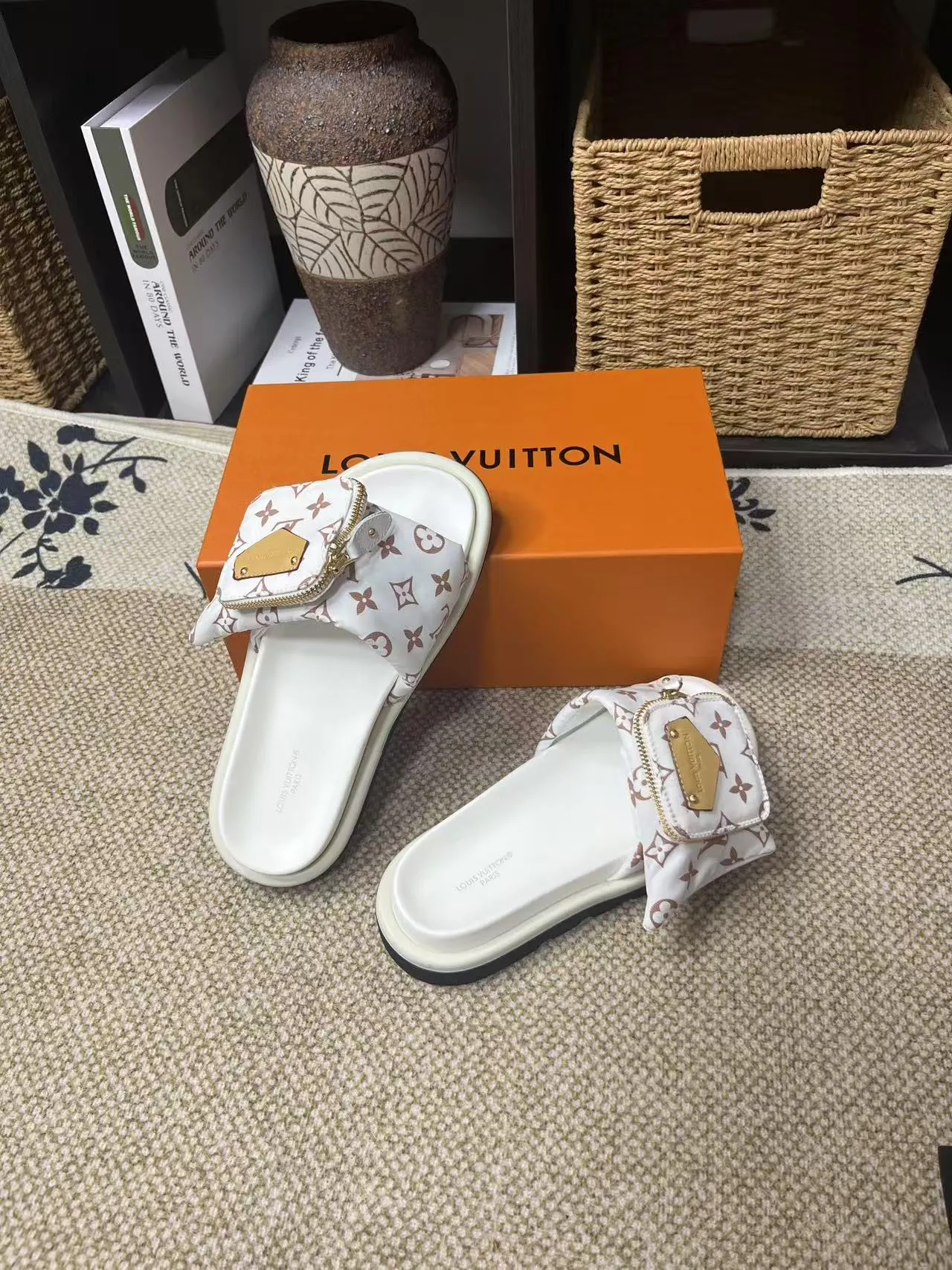 P380 yuan LV Louis Vuitton Full of high-end feel! A popular model among bloggers at home and abroad, it’s retro and fashionable, and looks stunning on your feet! Mainly recommended model on the official website★ ━━━━━ ЅᏇєєt ━━━━━ ▪️Upper: original calfskin ➕5D printing process ▪️Inner: imported mixed sheepskin ▪️Outsole: original molded foam outsole ▪️Size: Female 35-40 Men's 39-44 (women's 41 men's 45)